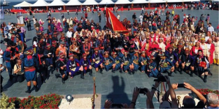 100. Yıl Kutlamalarında Zeybek Çıkartması
