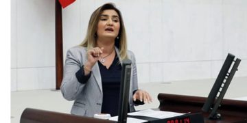 “Film platosu gibi oldu canım memleket”