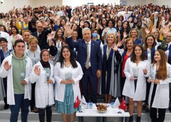 Egeli genç sağlıkçılar beyaz önlüklerini giydi