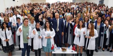 Egeli genç sağlıkçılar beyaz önlüklerini giydi