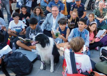 Köpeklerle Kitap Okudular