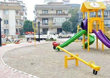 Menderes Belediyesi park ve yeşil alan çalışmalarına devam ediyor.