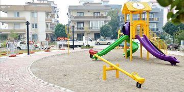 Menderes Belediyesi park ve yeşil alan çalışmalarına devam ediyor.