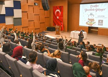 Çocuklar, Yıldız Kenter’de yazarlarla buluşuyor.