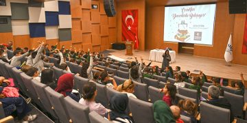 Çocuklar, Yıldız Kenter’de yazarlarla buluşuyor.
