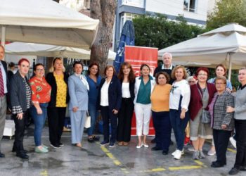 TYSD’li yardımseverler öğrencilere Cumhuriyet Bayramı hediyesi için toplandılar