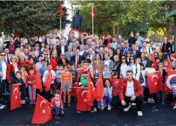 Gültepe’de Cumhuriyet Bayramı Türküler ve zeybekle kutlandı