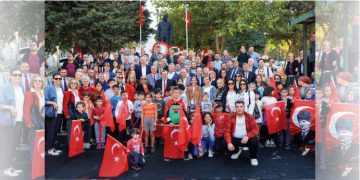 Gültepe’de Cumhuriyet Bayramı Türküler ve zeybekle kutlandı
