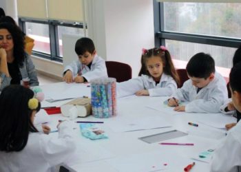 Minikler mikroskopu çok sevdi