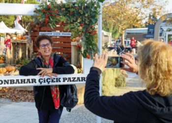 KARŞIYAKA’YI ÇİÇEK KOKUSU SARDI