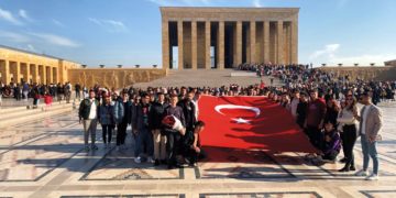 Egeli gençler Ata’nın huzurunda