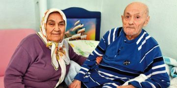 İzmir Büyükşehir Belediyesi’nin evde bakım hizmeti yüzleri güldürüyor
