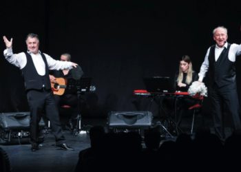 Konak sezona “Ortadaki Oyun”la başladı