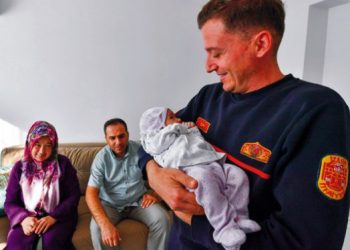Kahraman itfaiyeci yangından kurtardığı Nehir bebekle buluştu
