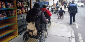 Konak’ta engelsiz yol için yürüdüler