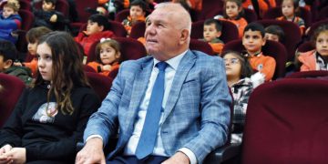 KARAKAYALI’DAN ÇOCUKLARA TİYATRO SÜRPRİZİ