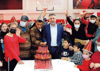 Bayraklı’da engeller “sevgiyle” aşıldı