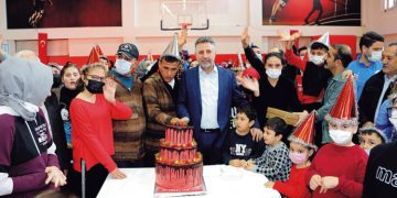 Bayraklı’da engeller “sevgiyle” aşıldı