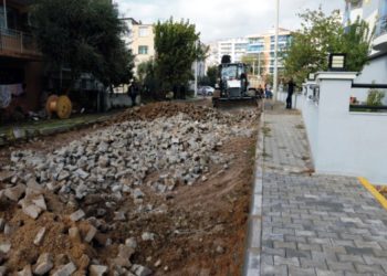 Bayraklı’nın sokakları kilit parke ile yenileniyor