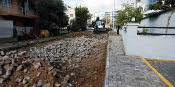 Bayraklı’nın sokakları kilit parke ile yenileniyor