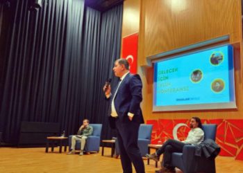 Başkan Tugay İklim Konferansı’nda gençlerle buluştu