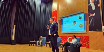 Başkan Tugay İklim Konferansı’nda gençlerle buluştu