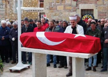 VEFAT EDEN FOÇA ESKİ BELEDİYE BAŞKANI ALİ İLCAN TOPRAĞA VERİLDİ.