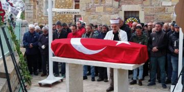 VEFAT EDEN FOÇA ESKİ BELEDİYE BAŞKANI ALİ İLCAN TOPRAĞA VERİLDİ.