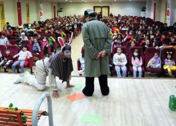 Bayraklılı çocuklar tiyatro festivalinde doyasıya eğlendi
