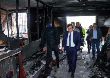 Batur, yanan Necatibey İlkokulu’nda incelemelerde bulundu
