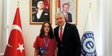 Egeli genç yüzücü Azra Kayra Öğmen’den önemli başarı