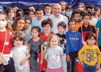 Öğrencilere kuru yemiş ve meyve dağıtılacak.
