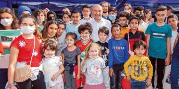 Öğrencilere kuru yemiş ve meyve dağıtılacak.