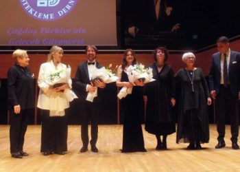 Cumhuriyet söyleşisi ve konser gençlere burs sağladı