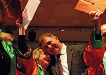 Karşıyaka Belediyesi 3. Yaş Üniversitesi’nde mezuniyet sevinci