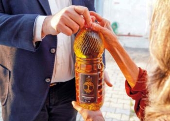 Seferihisar Belediyesi’nden dar gelirli vatandaşa zeytinyağı