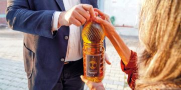 Seferihisar Belediyesi’nden dar gelirli vatandaşa zeytinyağı