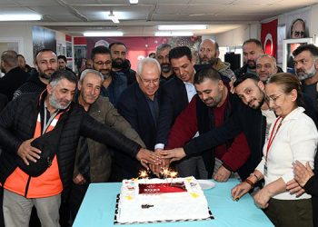 Başkan Selvitopu, işçilerle yeni yılı kutladı.