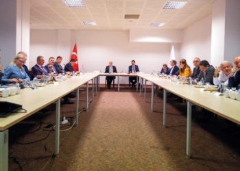 İzmir Büyükşehir Belediyesi ve ilçe belediyelerinden temizlik için güç birliği.