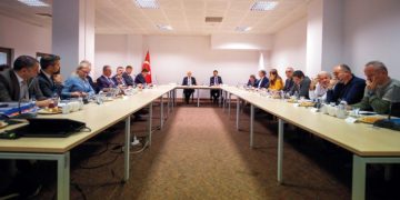 İzmir Büyükşehir Belediyesi ve ilçe belediyelerinden temizlik için güç birliği.