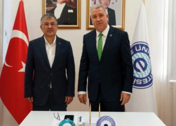 Egeli bilim insanları ‘İpekböceklerini biyoreaktör olarak kullandılar’
