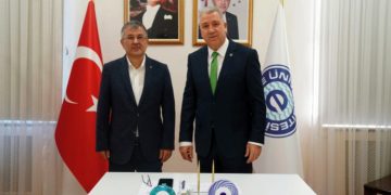 Egeli bilim insanları ‘İpekböceklerini biyoreaktör olarak kullandılar’