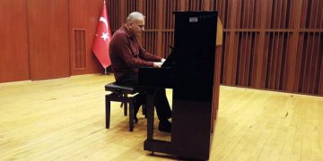 Piyanist Kamil Sökmen Ege’de kulakların pasını sildi