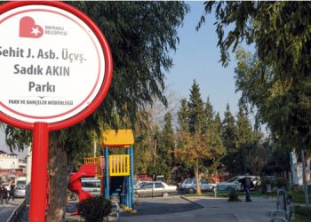 Bayraklı’nın parklarında tabelalar yenilendi