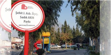 Bayraklı’nın parklarında tabelalar yenilendi
