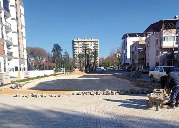 Bayraklı’da kilit parke seferberliği