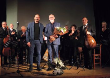 FOÇA’DA AVNİ ANIL ŞARKILARI