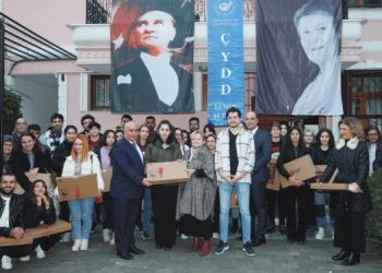 İyilik Peşinde Koşan İZSİAD gençleri bilgisayarla buluşturdu