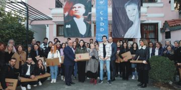 İyilik Peşinde Koşan İZSİAD gençleri bilgisayarla buluşturdu
