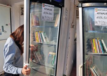 Bozuk buzdolabını kitaplık yaptılar…